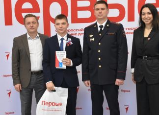 Сапожковскому школьнику паспорт вручил Денис Боков