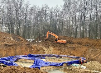 В Центральном парке культуры и отдыха вырыли котлован под детскую игровую площадку