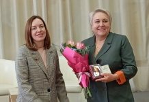 Сапожанку Светлану Попову наградили Знаком губернатора «За усердие»